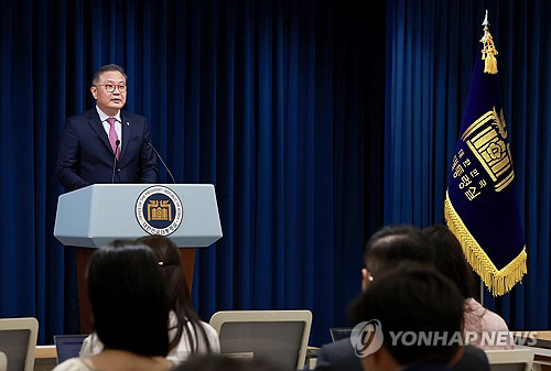 박상욱 대통령실 과학기술수석이 27일 서울 용산 대통령실 청사에서 2025년도 R&D 재원 배분 결과 관련 브리핑을 하고 있다. 연합뉴스
